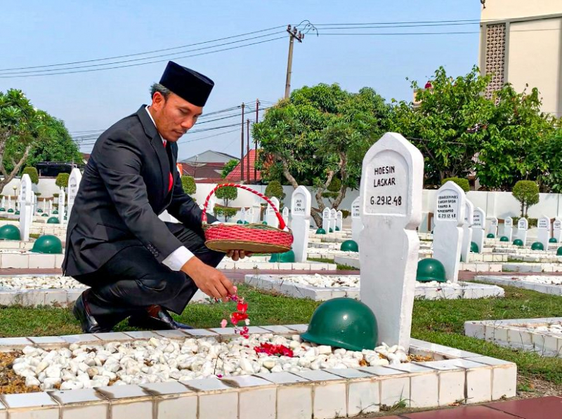 Momentum Hari Pahlawan, Ketua DPRD Jadi Irup hingga Tabur Bunga, PETAJAMBI.COM