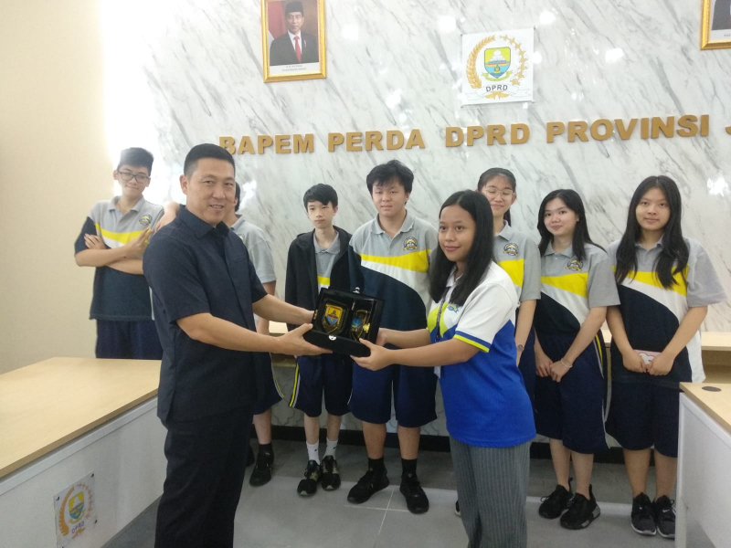 Anggota Komisi IV Sambut Study Tour Pelajar SMA Karunia Global School, PETAJAMBI.COM