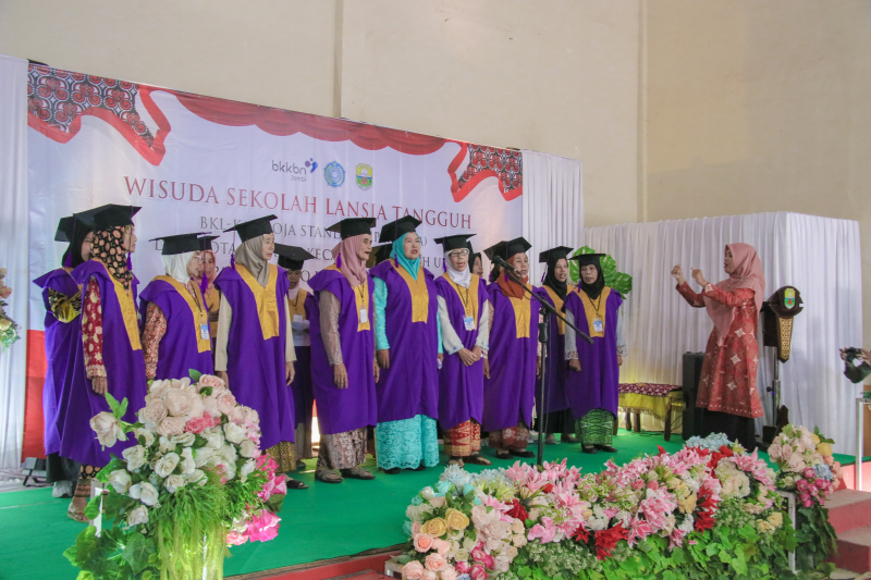 Perdana, BKKBN Jambi Mewisuda 47 Siswa Sekolah Lansia , PETAJAMBI.COM