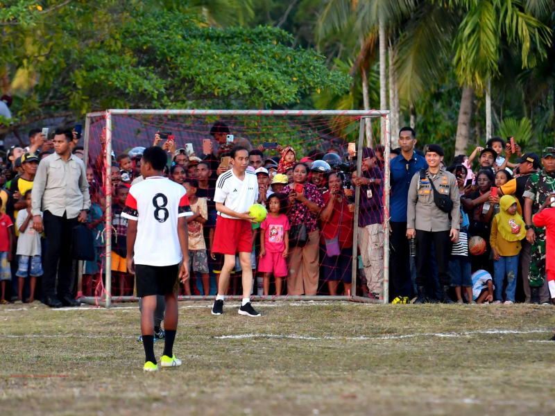 Keseruan Presiden Jokowi Main Sepak Bola dengan Pelajar , PETAJAMBI.COM