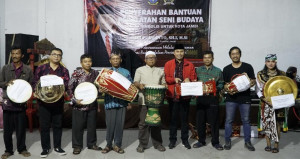 Ketua DPRD Berikan Bantuan Peralatan Kesenian Tradisional, PETAJAMBI.COM