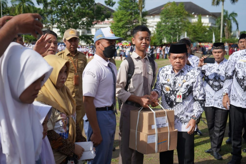 Momentum Hari Guru, Gubernur Serahkan Bantuan Pendidikan, PETAJAMBI.COM