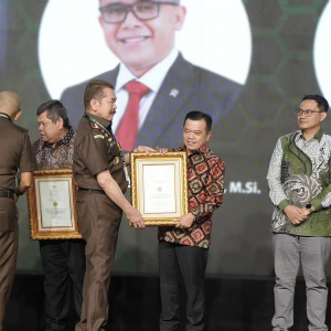 Berkontribusi untuk Kejaksaan, Gubernur Jambi Terima Penghargaan R. Soeprapto Award   , PETAJAMBI.COM