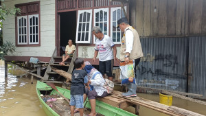 Gunakan Perahu, Gubernur Al Haris Tinjau Banjir dan Serahkan bantuan, PETAJAMBI.COM