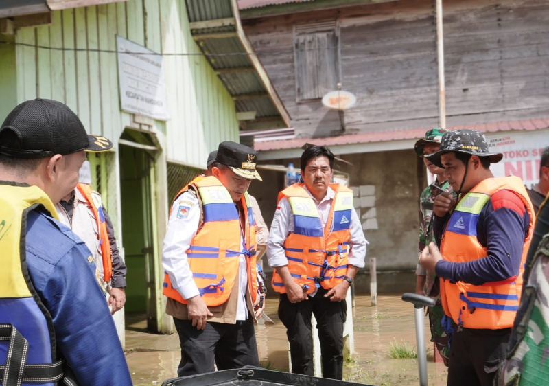 Serahkan Bantuan Korban Banjir di Mandiangin, Al Haris Ingatkan Warga Tetap Waspada, PETAJAMBI.COM