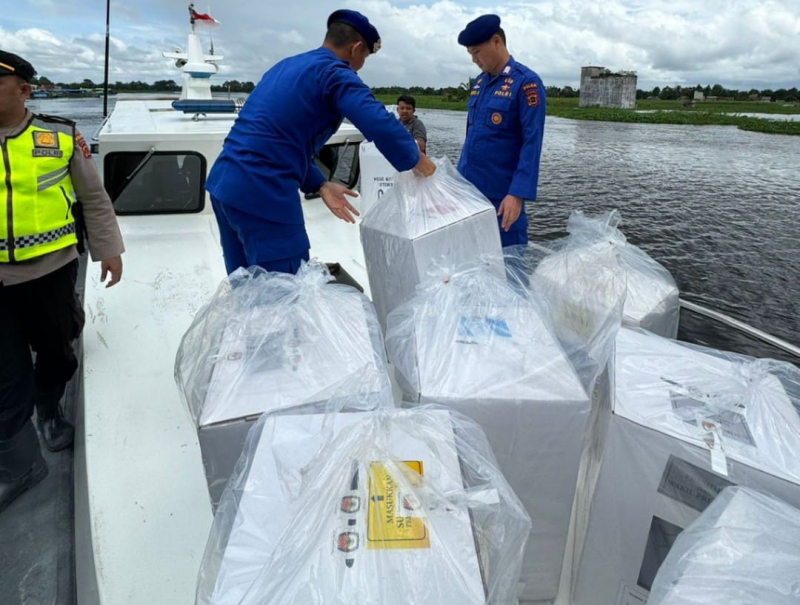 Masih Banjir, Polairud Polda Jambi Siapkan Kapal Patroli Bantu Angkut Kotak Surat Suara, PETAJAMBI.COM