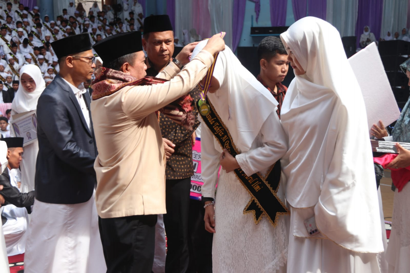 Gubernur Jambi Beri Hadiah Umroh Gratis Untuk Tiga Hafiz 30 Juz, Termasuk Guru, PETAJAMBI.COM