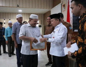 Momentum Ramadhan, Gubernur Jambi Serahkan Tali Asih dan Penghargaan Untuk Pensiunan Guru, PETAJAMBI.COM