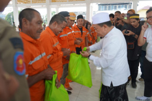 Gubernur Jambi Salurkan Bantuan Sembako Untuk Petugas Kebersihan Kota Jambi, PETAJAMBI.COM