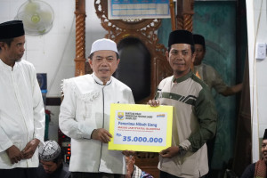 Gubernur Jambi Tarawih di Desa Malapari dan Serahkan Bantuan, PETAJAMBI.COM