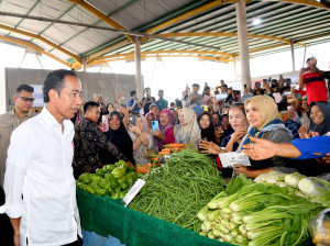 Jelang Lebaran, Presiden Jokowi Pantau Stok dan Harga Bahan Pokok di Pasar Rakyat Merangin, PETAJAMBI.COM