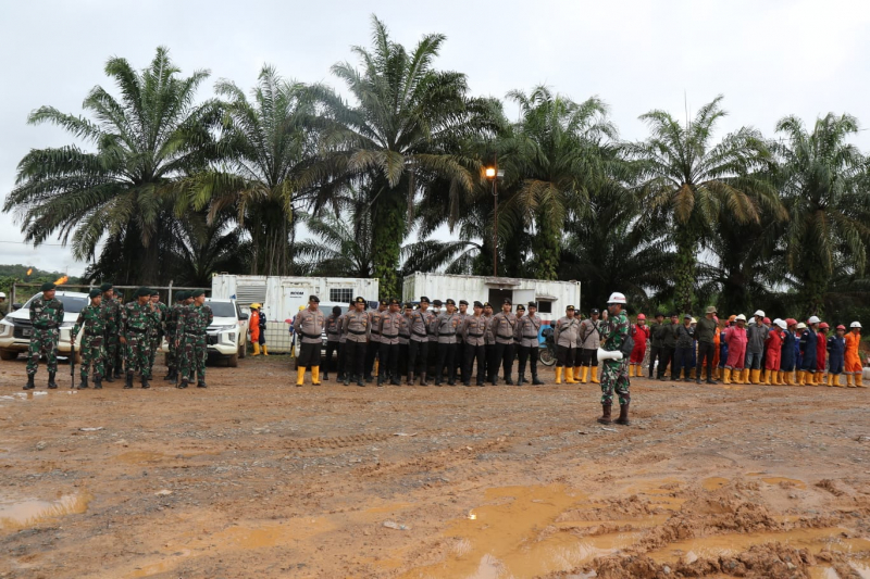 Tim Gabungan Bersama PHR Zona 1 Jambi Field Tutup Ratusan Sumur Minyak Ilegal