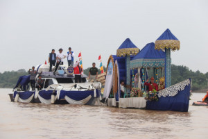 Parade Perahu Hias, Merawat Tradisi hingga Merajut Keharmonisan Manusia dengan Alam , PETAJAMBI.COM