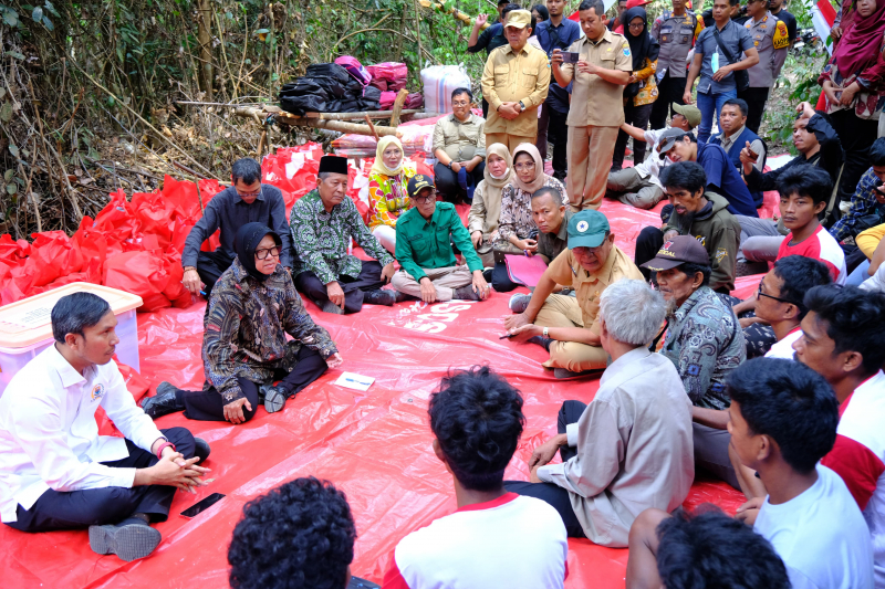 Wagub Dampingi Mensos RI Temui SAD dan Salurkan Bantuan, PETAJAMBI.COM