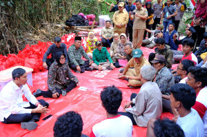 Wagub Dampingi Mensos RI Temui SAD dan Salurkan Bantuan, PETAJAMBI.COM