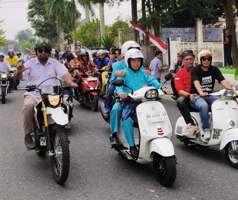 Style Teluk Belanggo Jambi dan Vespa Matic, Haris-Sani Mantap Menuju KPU, PETAJAMBI.COM