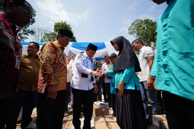 Gubernur Jambi Serahkan Bantuan Pendidikan Seragam Sekolah Untuk Siswa di Sungaipenuh, PETAJAMBI.COM