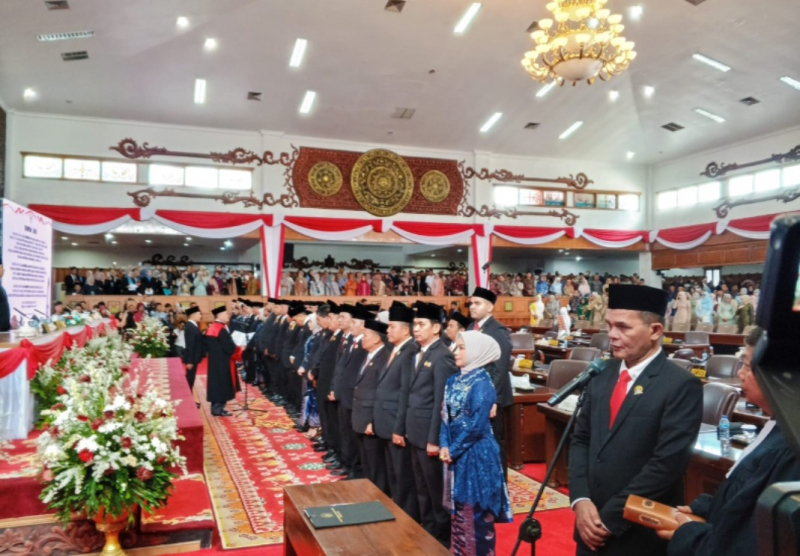 55 Anggota DRPD Provinsi Jambi Resmi Dilantik, Hafiz Fattah Ketua Sementara, PETAJAMBI.COM