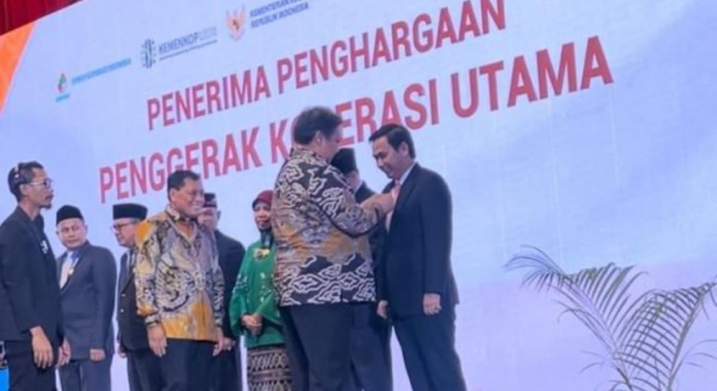  Tingkatkan Peran Koperasi, Waka DPRD Jambi Dianugerahi Penghargaan, PETAJAMBI.COM