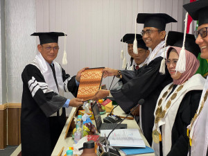 Resmi Sandang Gelar Doktor, John Eka Powa Lulus dengan Predikat Cumlaude, PETAJAMBI.COM