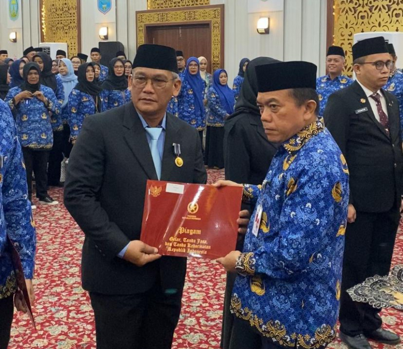 Kadis Perhubungan Provinsi Jambi John Eka Powa Terima Tanda Kehormatan dari Presiden RI  , PETAJAMBI.COM