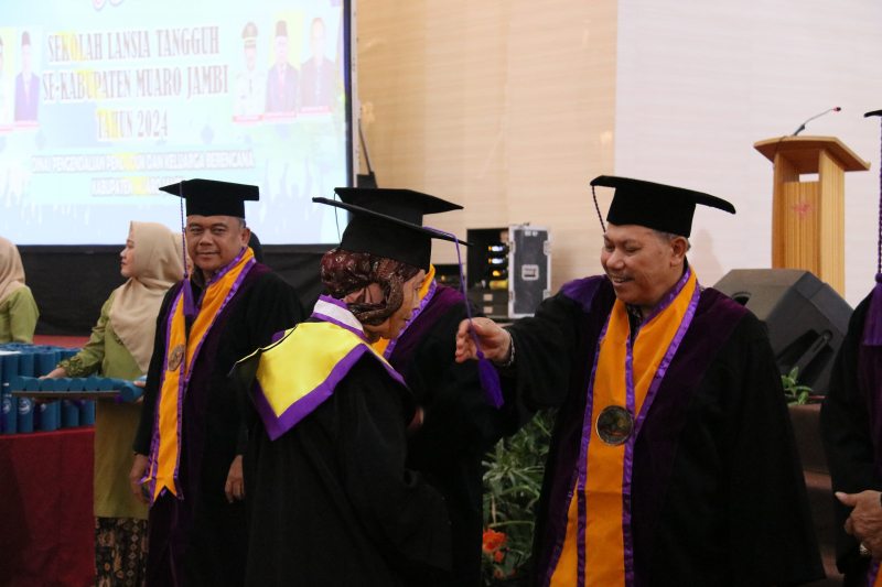 Kepala BKKBN Jambi Hadiri Wisuda Akbar Sekolah Lansia Tangguh Muarojambi  , PETAJAMBI.COM