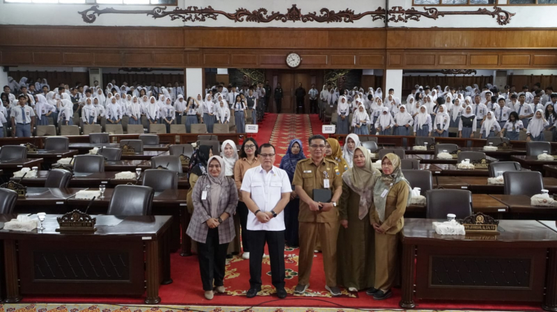 Siswa SMAN 4 Kota Jambi Kunjungan ke DPRD Provinsi Jambi, Ahmad Fauzi Jelaskan Tupoksi Dewan, PETAJAMBI.COM