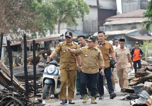 Gubernur Jambi Tinjau Lokasi Kebakaran dan Serahkan Bantuan Kepada Warga yang Terdampak, PETAJAMBI.COM