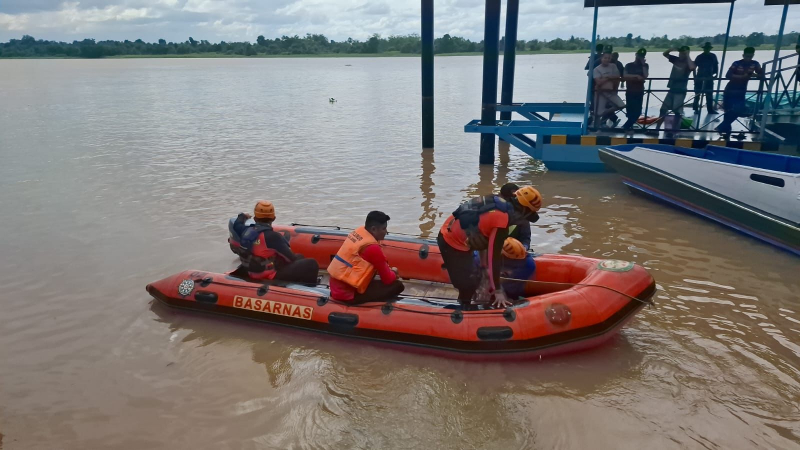 Kapal Pompong Terbakar di Sungai Batanghari, Dua Orang Selamat Satu Hilang, PETAJAMBI.COM