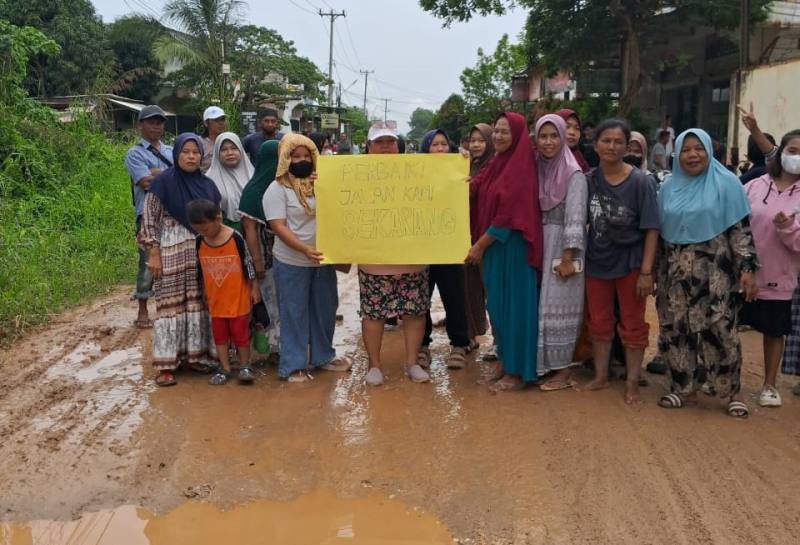 Puluhan Warga Mendalo Gelar Aksi Tuntut Perbaikan Jalan, PETAJAMBI.COM