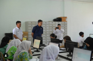 Pastikan PPDB SMA Titian Teras Transparan, Ketua DPRD Provinsi Jambi Pantau Langsung Pelaksanaan Tes CAT, PETAJAMBI.COM