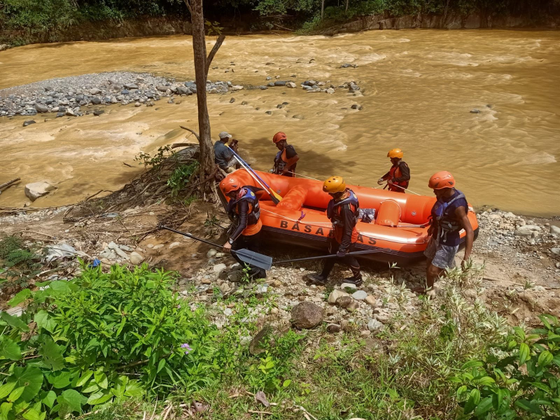 Terpeleset di Jembatan dan Jatuh ke Sungai, Adi Hilang Terbawa Arus, PETAJAMBI.COM