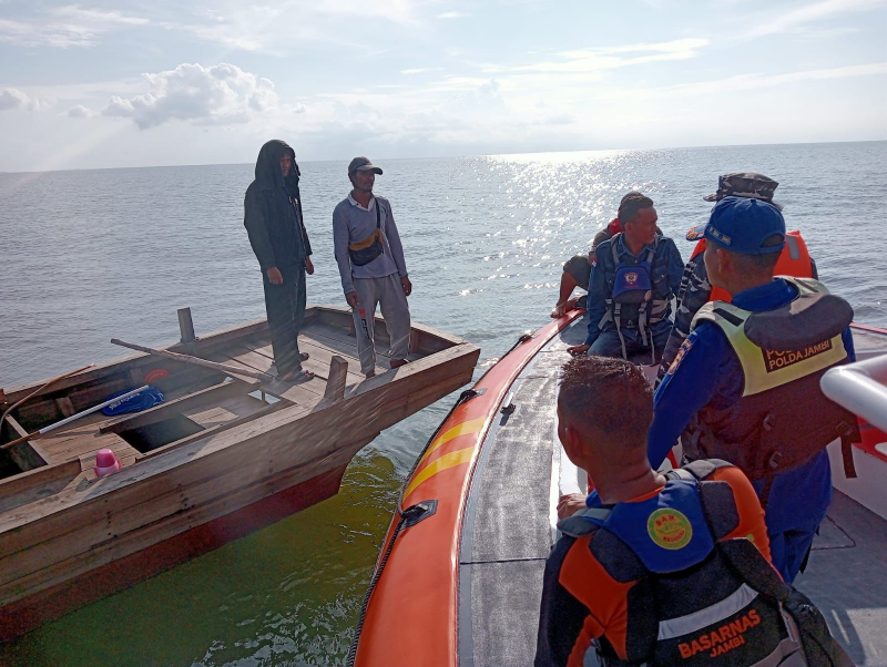 Kapal Dihantam Ombak, Seorang Nelayan Hilang di Perairan Ambang Luar Kampung Laut, PETAJAMBI.COM