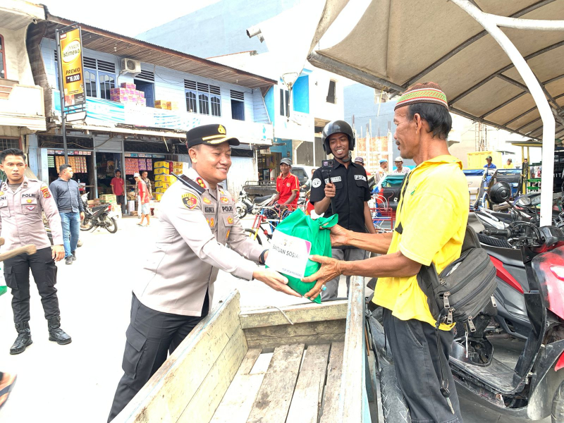 Polres Tanjab Barat Berbagi Kebahagiaan: Sembako untuk Sesama , PETAJAMBI.COM
