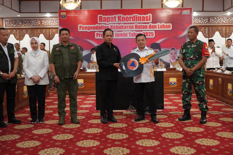 Menteri LH Puji Komitmen Pemprov Jambi Tangani Karhutla dan Serahkan Bantuan Untuk Penanganan, PETAJAMBI.COM