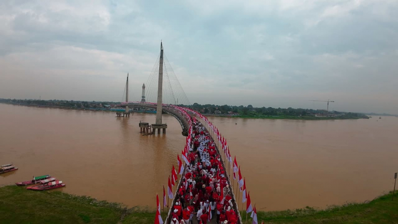 Provinsi Jambi Cetak Sejarah, Raih Rekor MURI Pengibaran Ribuan Bendera Merah Putih, PETAJAMBI.COM