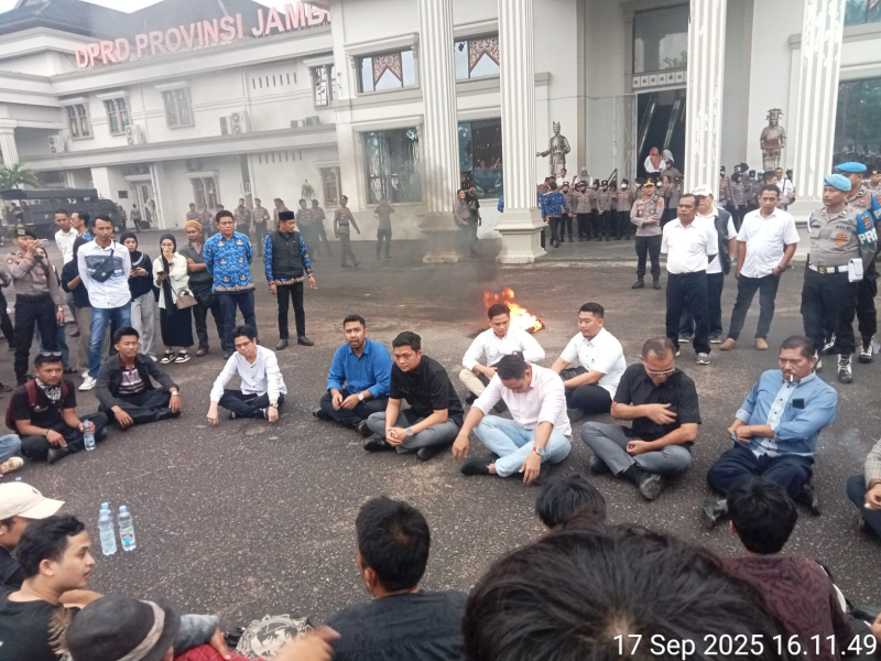 Ketua DPRD Provinsi Jambi Sambut Masa Aksi, Serap Aspirasi Lewat Dialog Terbuka, PETAJAMBI.COM