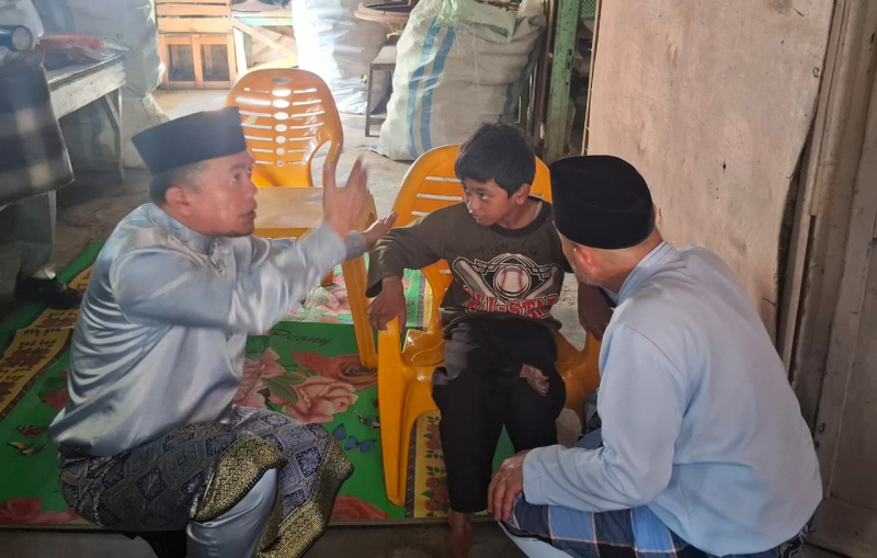 Tersentuh Lihat Kondisi Misba, Gubernur Al Haris Serahkan Kursi Roda dan Janji Perbaiki Rumah, PETAJAMBI.COM